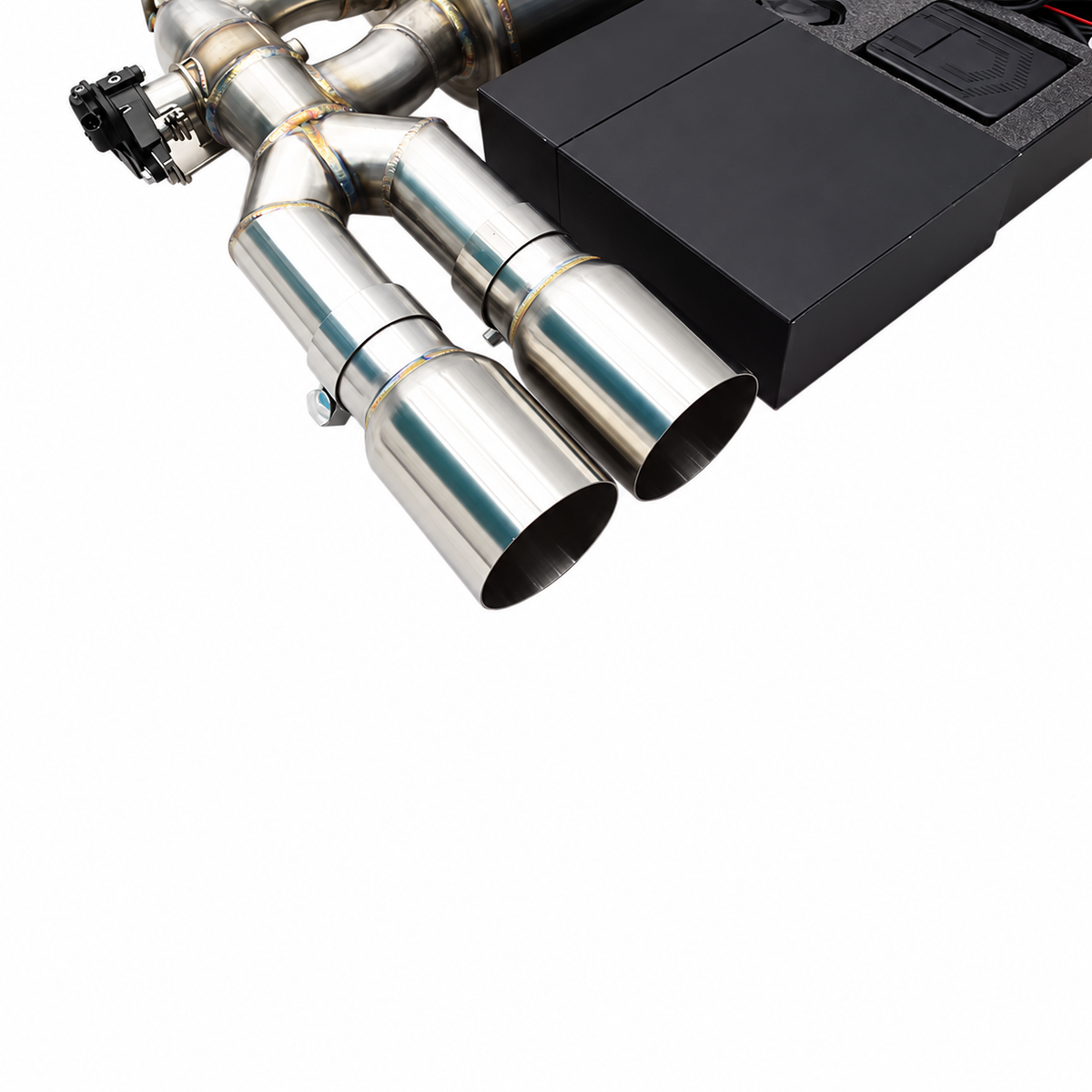 BMW M3 F80 and M4 F82 S55 performance exhaust tip detail for resonated valved exhaust system